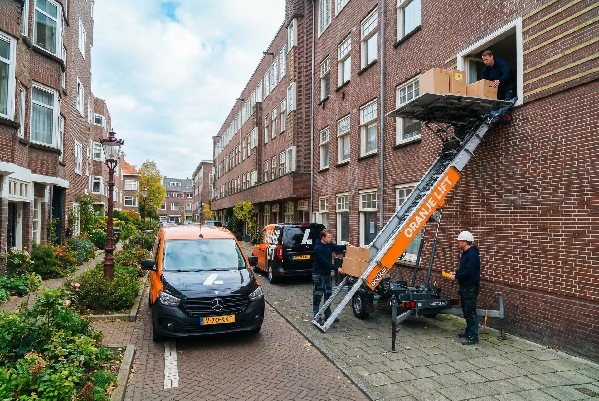 Aanhangerlift geplaatst in een smalle straat in Waalwijk